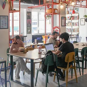  Hostel Yellowsquare